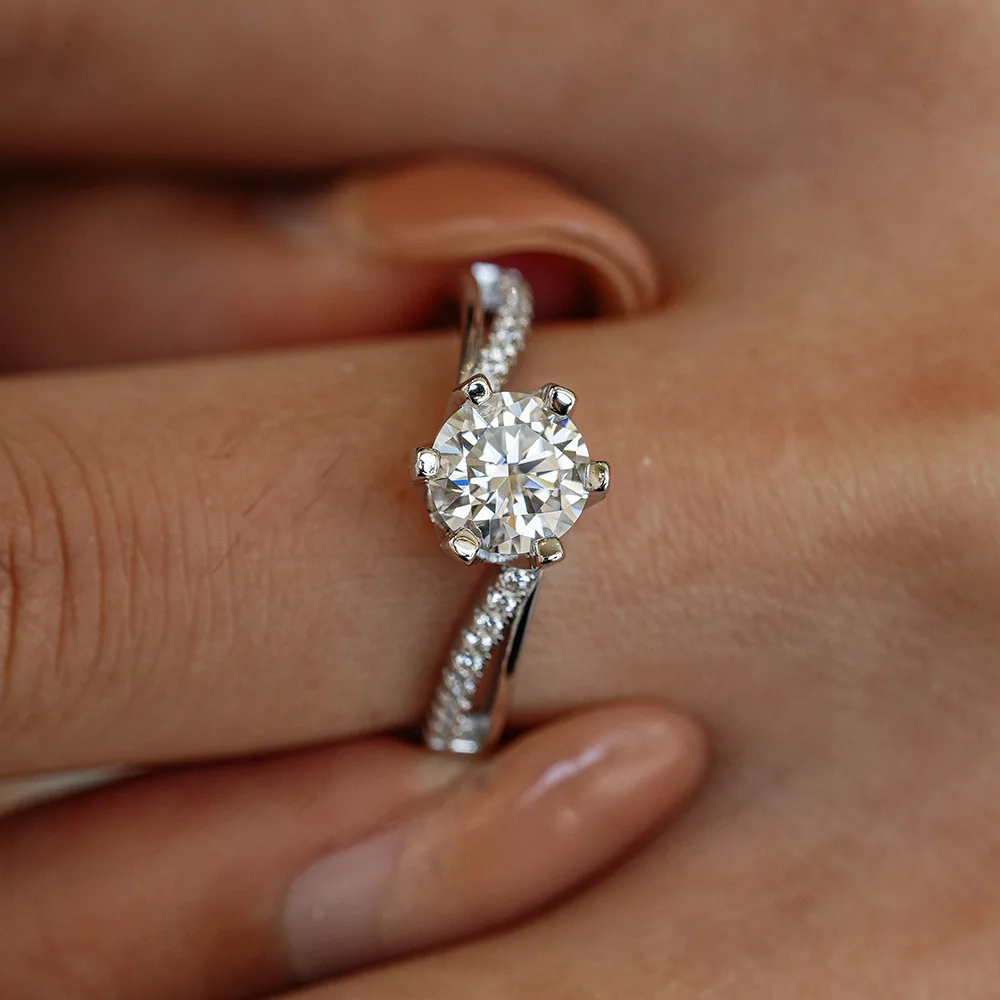 Lumira Sparkling Twisted Arm M - Moissanite Engagement Ring 1 Carat 评论和价格